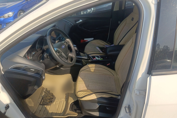 福特 福克斯 2012款 三厢 1.6L 自动风尚型中控内饰19