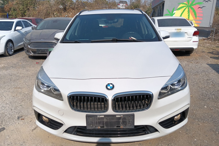 宝马2系旅行车 2016款 218i 运动设计套装车身外观2