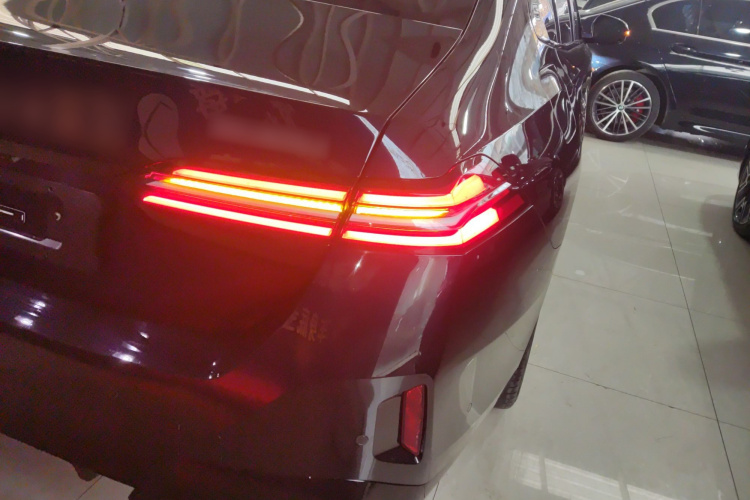 宝马5系 2025款 530Li 领先型 M运动套装车身外观6006