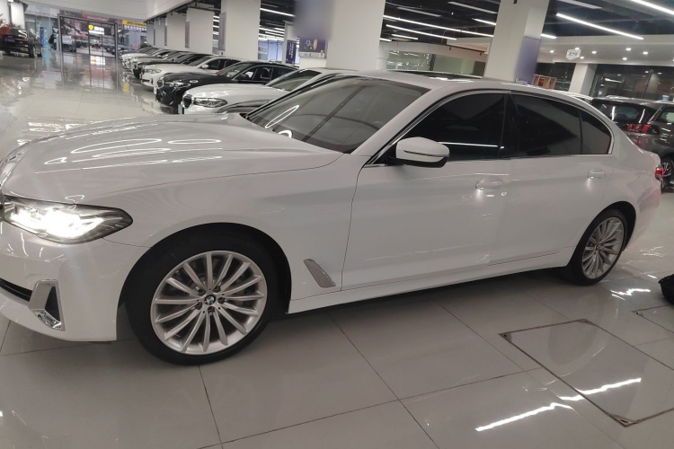 宝马5系 2021款 改款 530Li 尊享型 豪华套装车身外观4