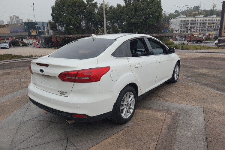 福特 福克斯 2018款 三厢经典 EcoBoost 180 自动精英型车身外观7