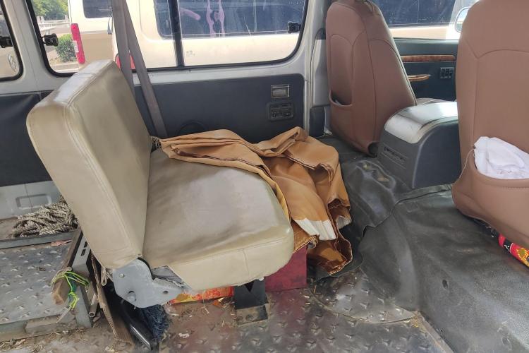 金龙 金威 2014款 2.5T玉柴创享型YC4FB90-P40C中控内饰21