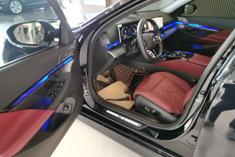 宝马5系 2024款 530Li 领先型 M运动套装中控内饰7003
