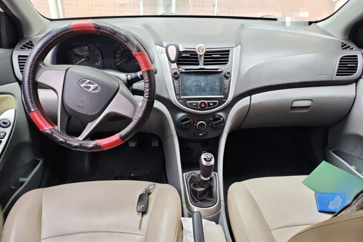 现代 瑞纳 2014款 1.4L 手动智能型GLS中控内饰12