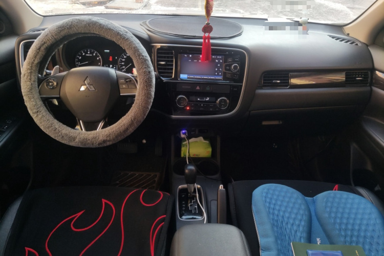 三菱 欧蓝德(进口) 2016款 2.4L 四驱精英版 5座中控内饰12