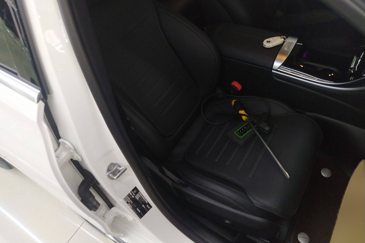 奔驰C级 2023款 C 200 L 运动版局部细节41