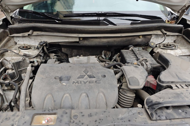 三菱 欧蓝德 2016款 2.4L 四驱豪华版 7座局部细节24