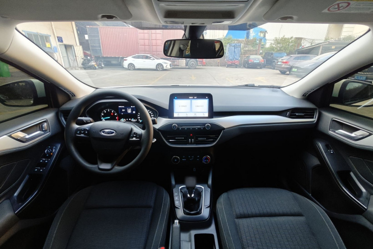 福特 福克斯 2019款 三厢 1.5L 手动锋跃型 国V中控内饰7002