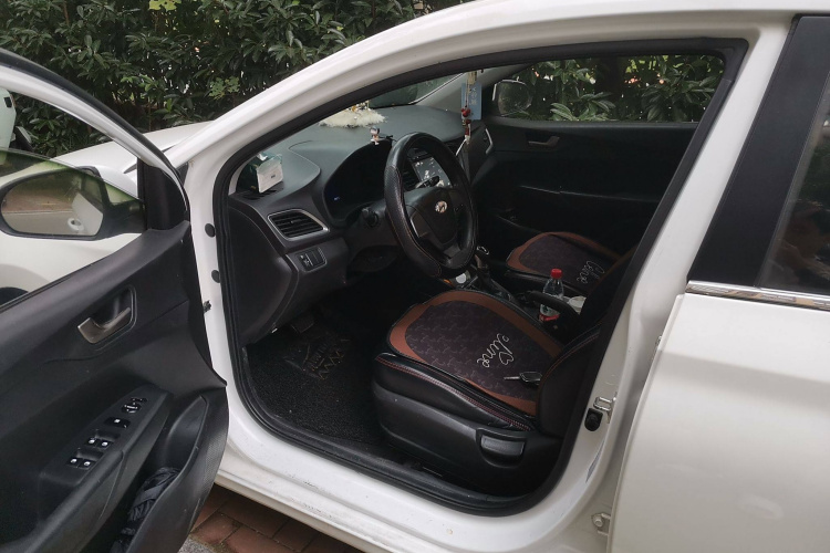 现代 悦纳 2016款 1.4L 自动炫酷版GLS中控内饰7003