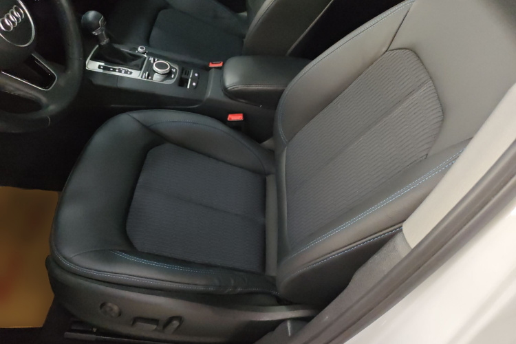 奥迪A3 2018款 30周年年型 Limousine 35 TFSI 时尚型中控内饰19