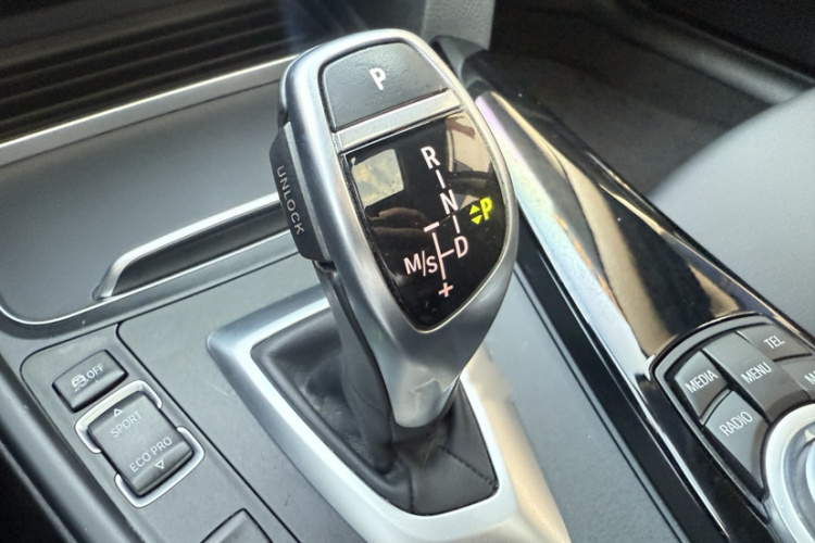 宝马3系 2017款 320Li M运动型局部细节9001