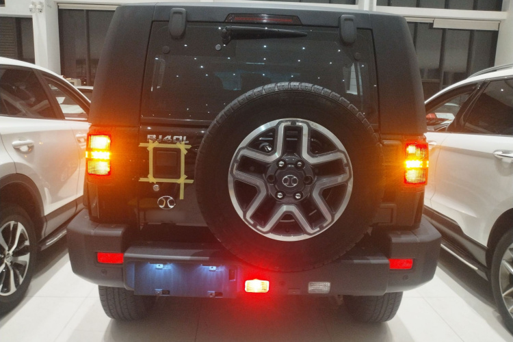 北京越野 北京BJ40 2016款 40L 2.3T 自动四驱尊享版车身外观6