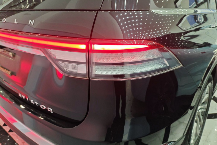 林肯 飞行家 2021款 3.0T V6 四驱尊享版车身外观9