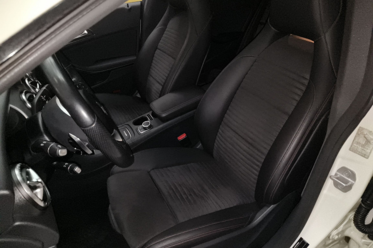 奔驰CLA 2017款 改款 CLA 220 4MATIC中控内饰19