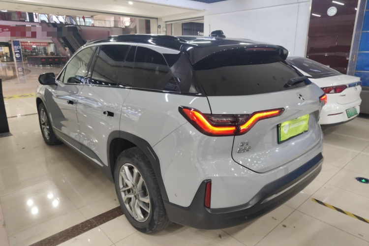 蔚来ES6 2022款 100kWh 运动版车身外观4