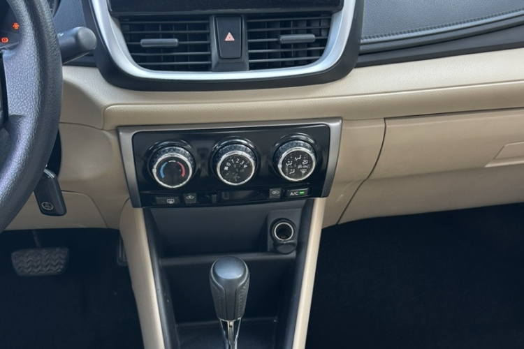 丰田 威驰 2019款 1.5L CVT创行版中控内饰7002