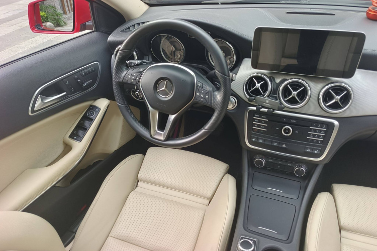 奔驰GLA 2016款 GLA 220 4MATIC 时尚型中控内饰7010