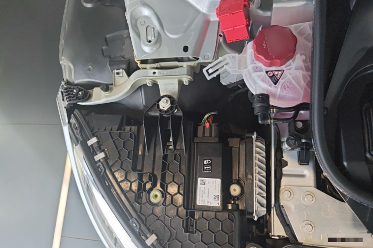 奔驰EQS 2023款 450+ 先锋版机舱底盘25