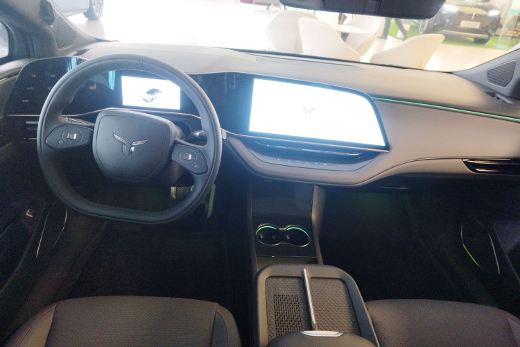 红旗EH7 2025款 600 智选版中控内饰7002