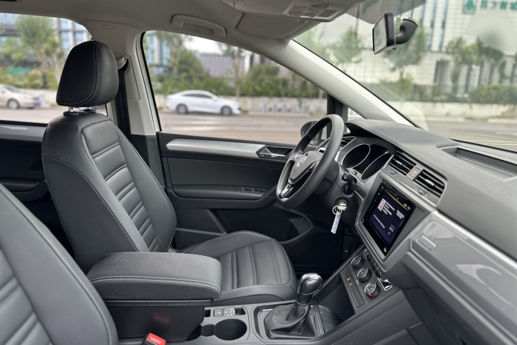 大众 2021款 途安L 280TSI DSG风尚版 7座中控内饰7010