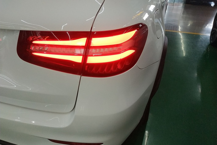 奔驰GLC 2018款 改款 GLC 260 4MATIC 动感型车身外观9