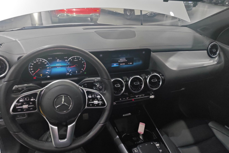 奔驰GLA 2023款 GLA 200中控内饰12