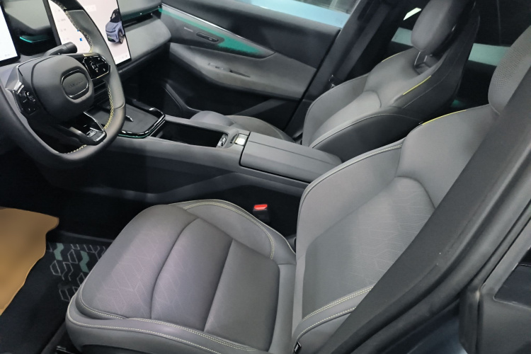 领克08 EM-P 2025款 220km 四驱性能Halo中控内饰19