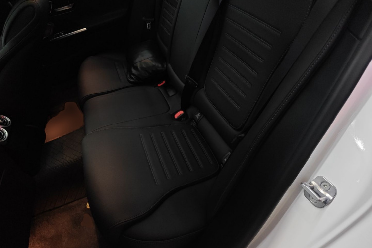 奔驰C级 2025款 C 260 L 皓夜运动版中控内饰21