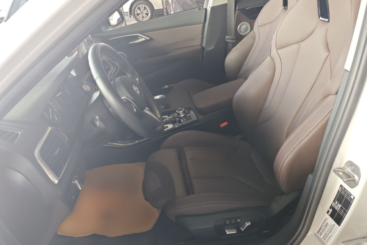 宝马1系 2021款 改款 125i M运动曜夜版局部细节19