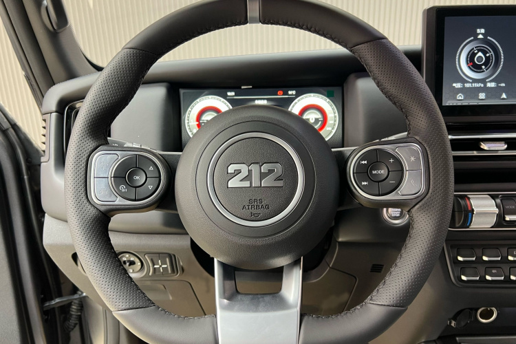 212 T01 2024款 2.0T 机械师中控内饰7002