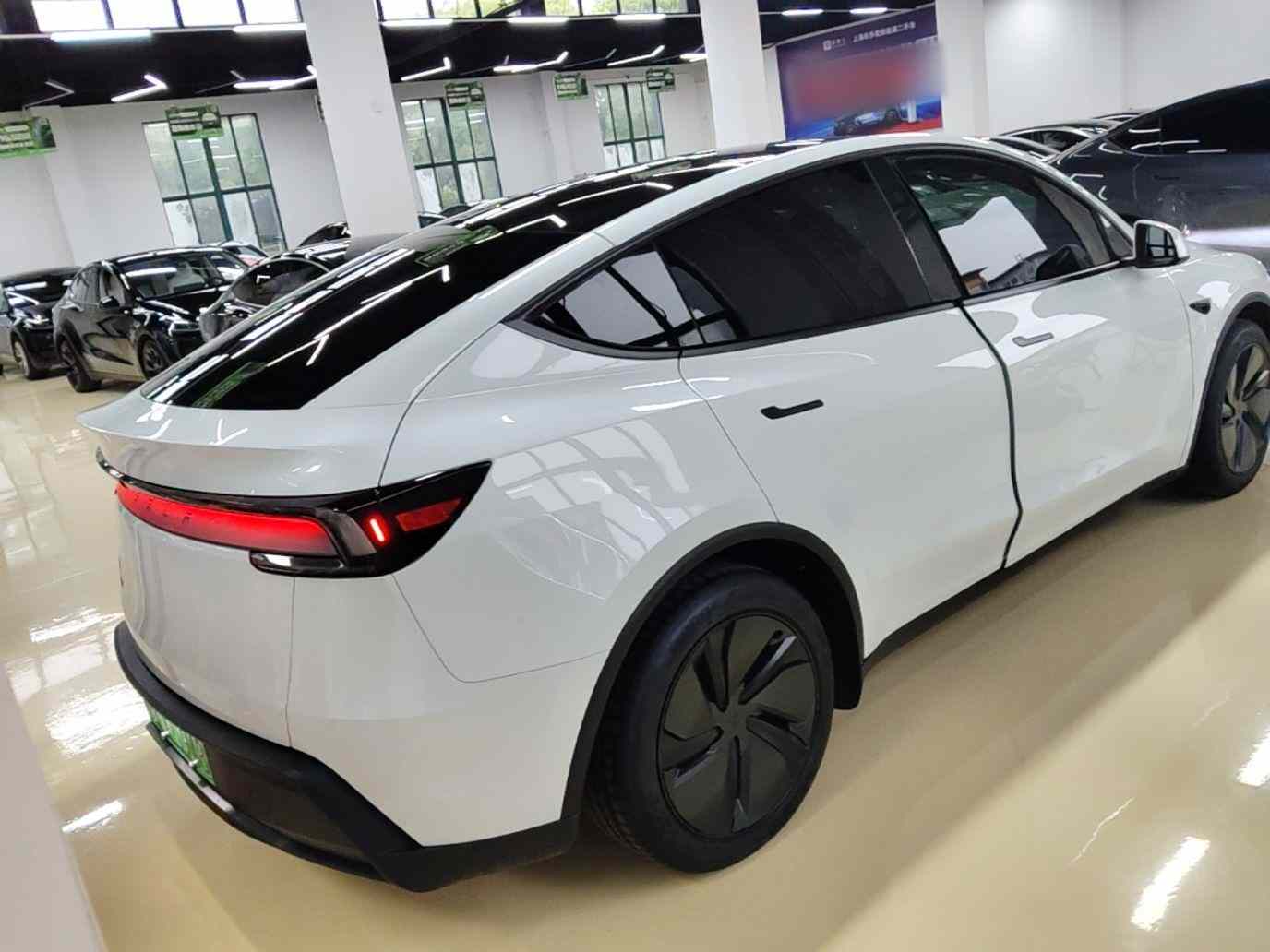 特斯拉 Model Y 2025款 后轮驱动版(4)