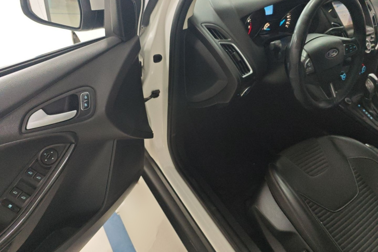 福特 福克斯 2018款 两厢经典 1.6L 自动风尚型智行版中控内饰7003