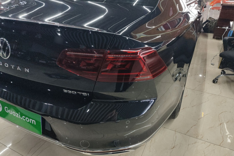 大众 迈腾 2023款 200万辆纪念版 330TSI DSG豪华型车身外观9