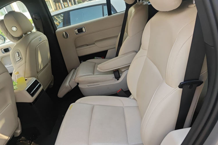 理想汽车 理想L9 2022款 Max中控内饰21