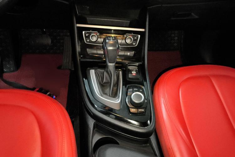 宝马2系旅行车 2016款 218i 领先型中控内饰18