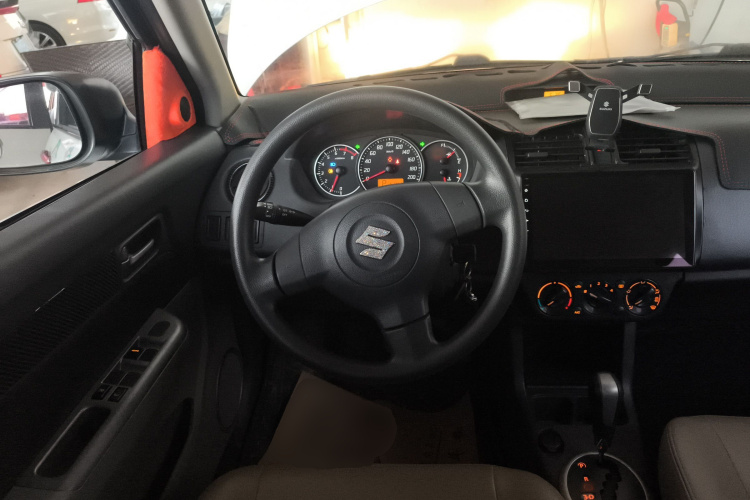 铃木 雨燕 2013款 1.5L 自动标准版中控内饰13