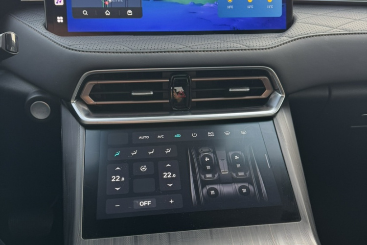 魏牌 拿铁DHT 2022款 1.5T DHT超大杯中控内饰7003