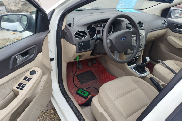 福特 福克斯 2013款 三厢经典 1.8L 手动基本型中控内饰20