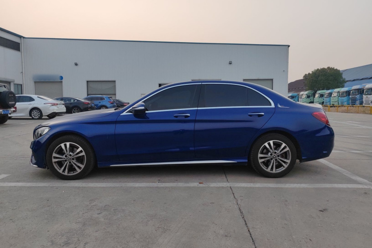 奔驰C级 2017款 改款 C 200 L 运动版车身外观4