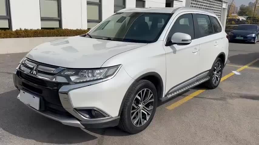 三菱 欧蓝德 2018款 2.0L 两驱荣耀版 5座实拍1