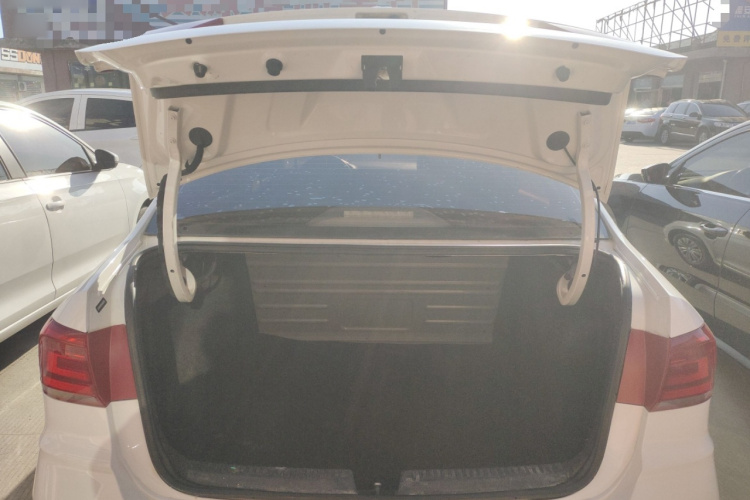 大众 桑塔纳 2016款 1.4L 手动风尚版机舱底盘23