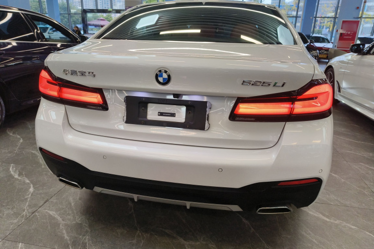 宝马5系 2022款 改款二 525Li M运动套装车身外观6