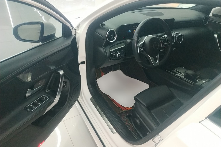 奔驰A级 2021款 A 200 L 运动轿车动感型中控内饰7003