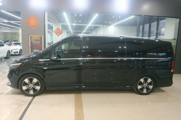 奔驰V级 2022款 V 260 L 长轴距尊贵版车身外观4