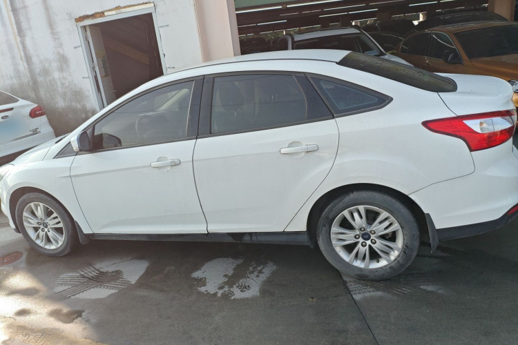 福特 福克斯 2012款 三厢 1.6L 自动舒适型车身外观4