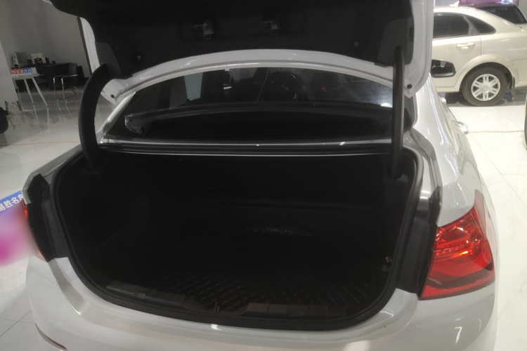 宝马1系 2017款 118i 运动型机舱底盘23