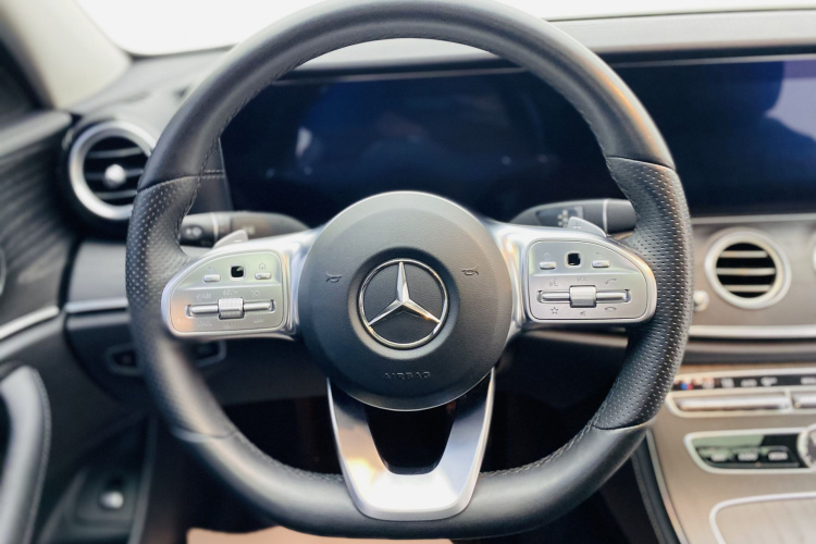 奔驰E级 2019款 E 260 L 运动型中控内饰7003