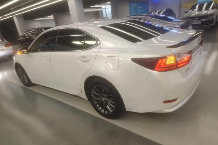 雷克萨斯ES 2017款 200 30周年纪念版车身外观4