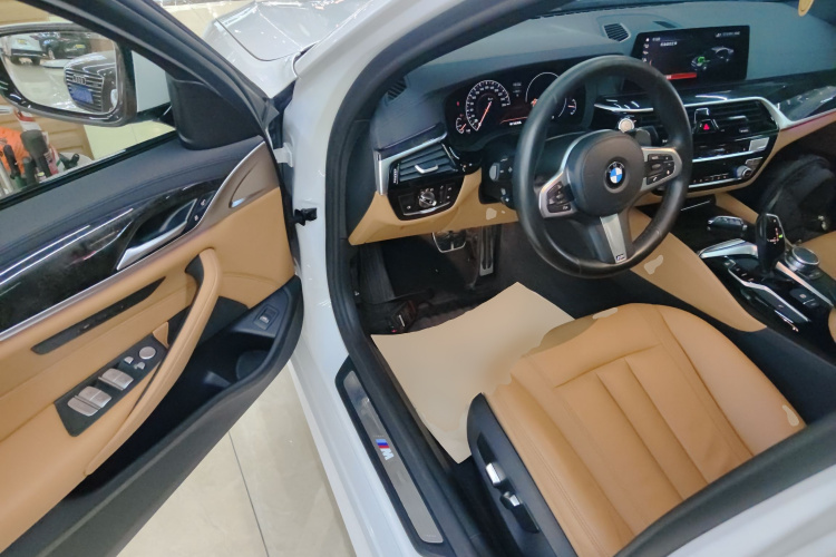 宝马5系 2019款 改款 530Li 领先型 M运动套装中控内饰20