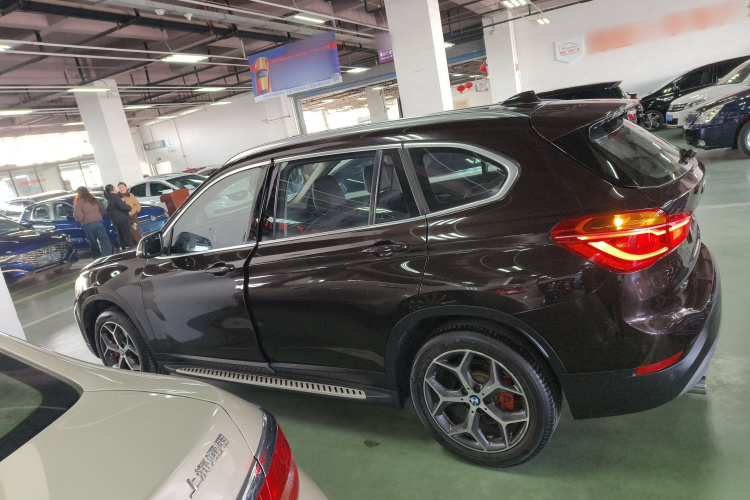 宝马X1 2018款 xDrive20Li 尊享型车身外观4